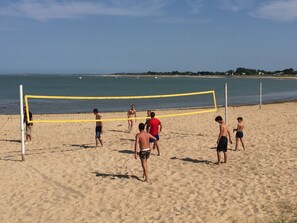 Nära stranden och solstolar