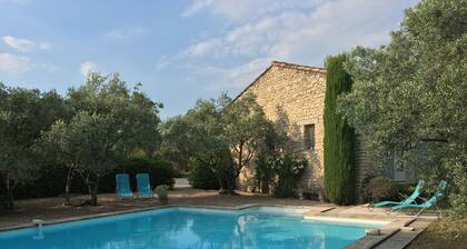 Charmante Villa mit schattiger Terrasse, Pool und Blick auf den Luberon