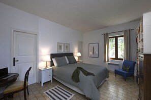 3 bedrooms, desk, iron/ironing board, WiFi