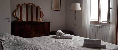 2 Schlafzimmer, Zimmersafe, Bügeleisen/Bügelbrett, Reisekinderbett