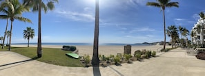 Ubicación a pie de playa, tumbonas y toallas de playa