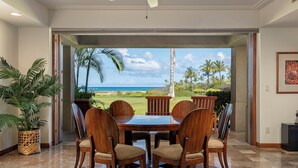 Comedor con vistas al océano y palmeras.