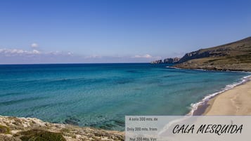 Chaises longues, serviettes de plage