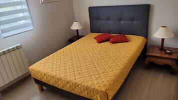 2 bedrooms, iron/ironing board, free WiFi