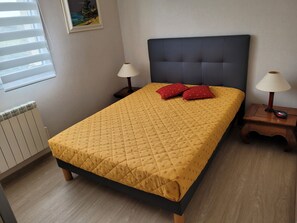 2 bedrooms, iron/ironing board, free WiFi