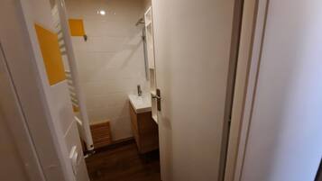 Dusche, Haartrockner, Seife, Shampoo