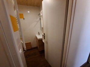 Douche, sĂšche-cheveux, savon, shampoing