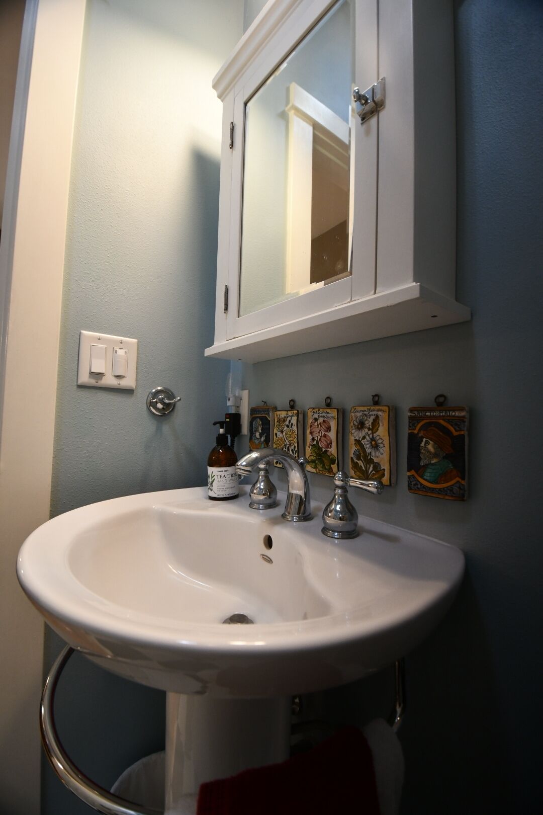 Een douche, milieuvriendelijke toiletartikelen, een haardroger