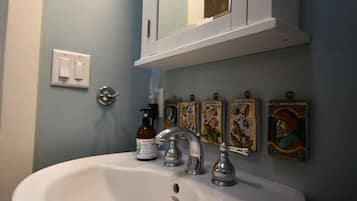 Een douche, milieuvriendelijke toiletartikelen, een haardroger