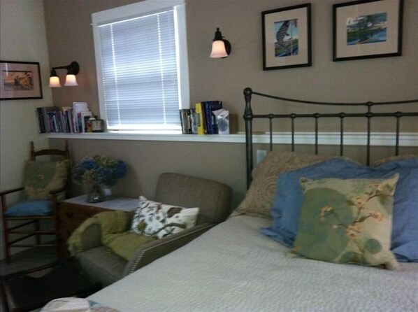 Iron/ironing board, travel crib, free WiFi, bed sheets