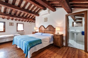 3 bedrooms, desk, iron/ironing board, WiFi