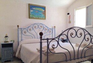 3 bedrooms, in-room safe, iron/ironing board, travel cot