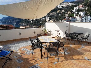 Outdoor dining - Casa Sebastian - with large seaview-terrace, only a few steps from the beach (Vietri Sul Mare)