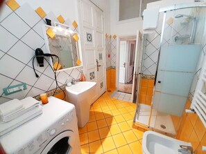 Shower, hair dryer, bidet, towels - Casa Sebastian - with large seaview-terrace, only a few steps from the beach (Vietri Sul Mare)