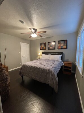 4 bedrooms, iron/ironing board, free WiFi, bed sheets - Sparkling Clean-Convenient location! (Dixon)