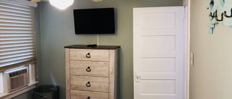 2 bedrooms, iron/ironing board, WiFi