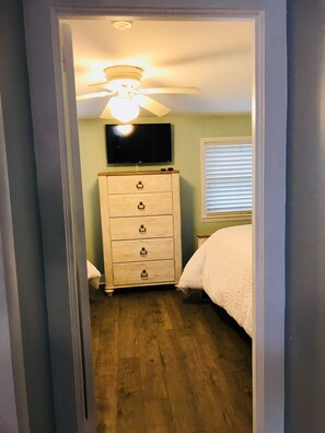 2 bedrooms, iron/ironing board, WiFi