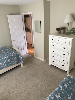 2 bedrooms, iron/ironing board, Internet, bed sheets