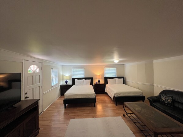 4 bedrooms, iron/ironing board, free WiFi, bed sheets - A cozy single family home located right in the center of Augusta!  (Augusta)