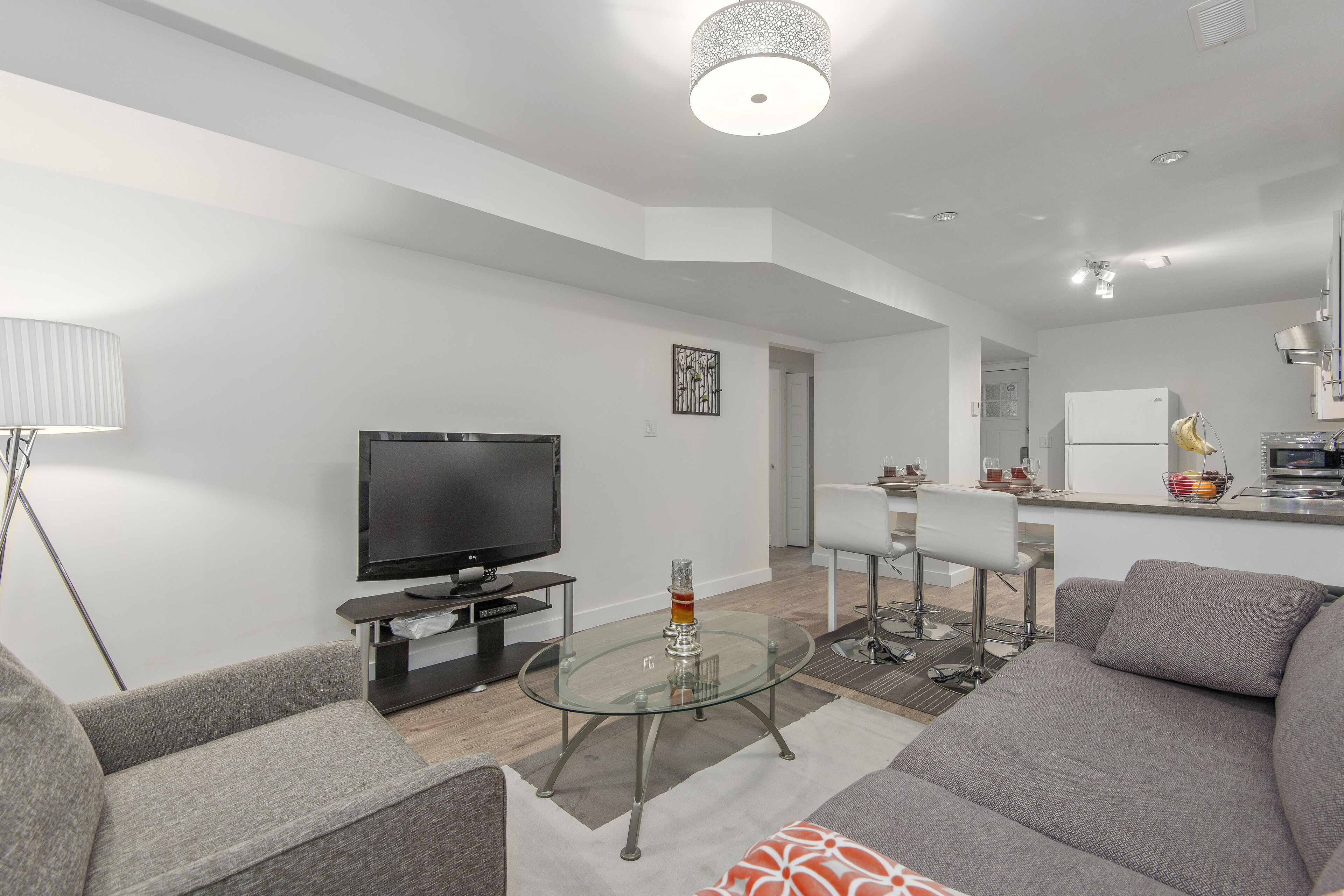 2-bedroom suite, 10 min walk to subway, city centre