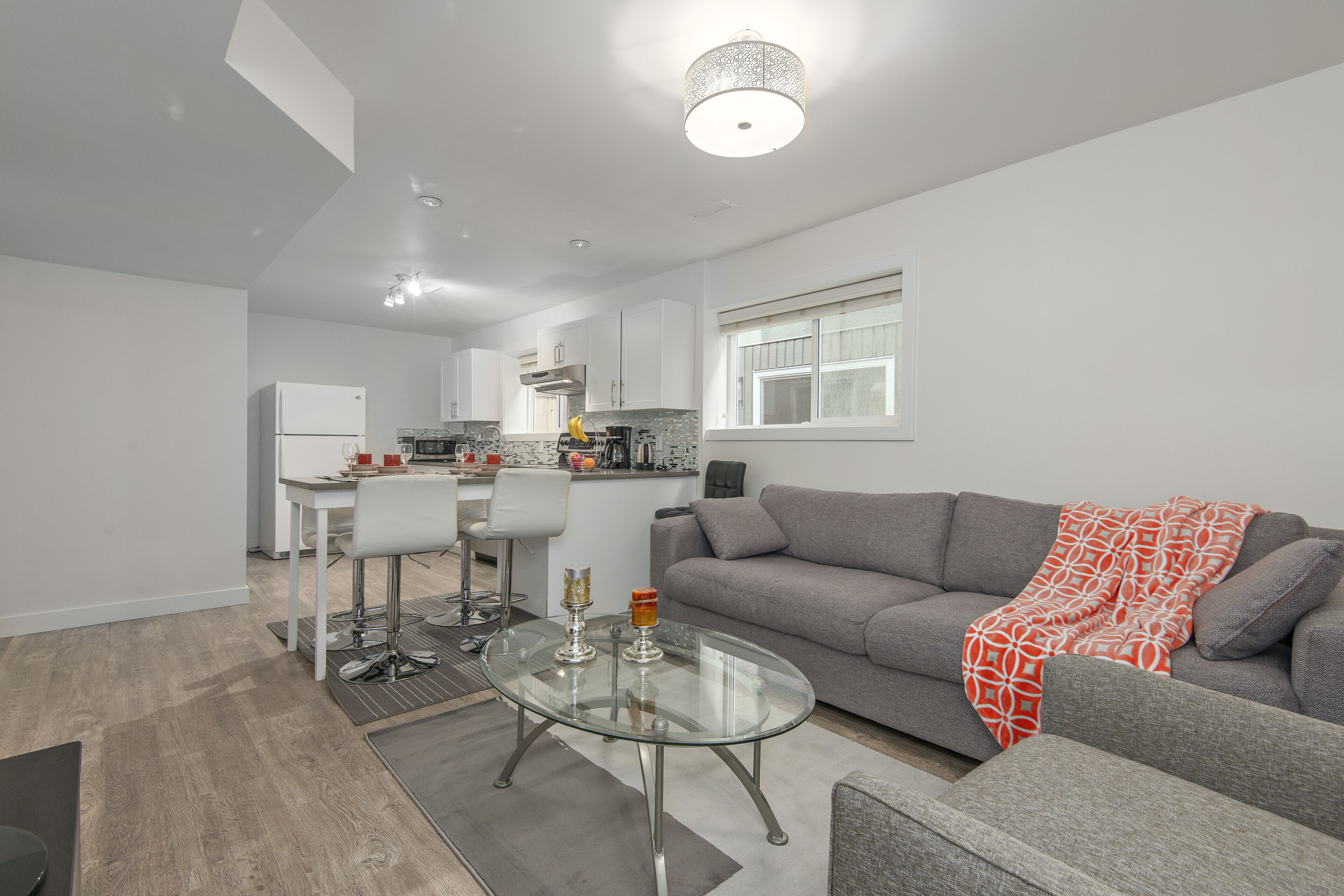 2-bedroom suite, 10 min walk to subway, city centre