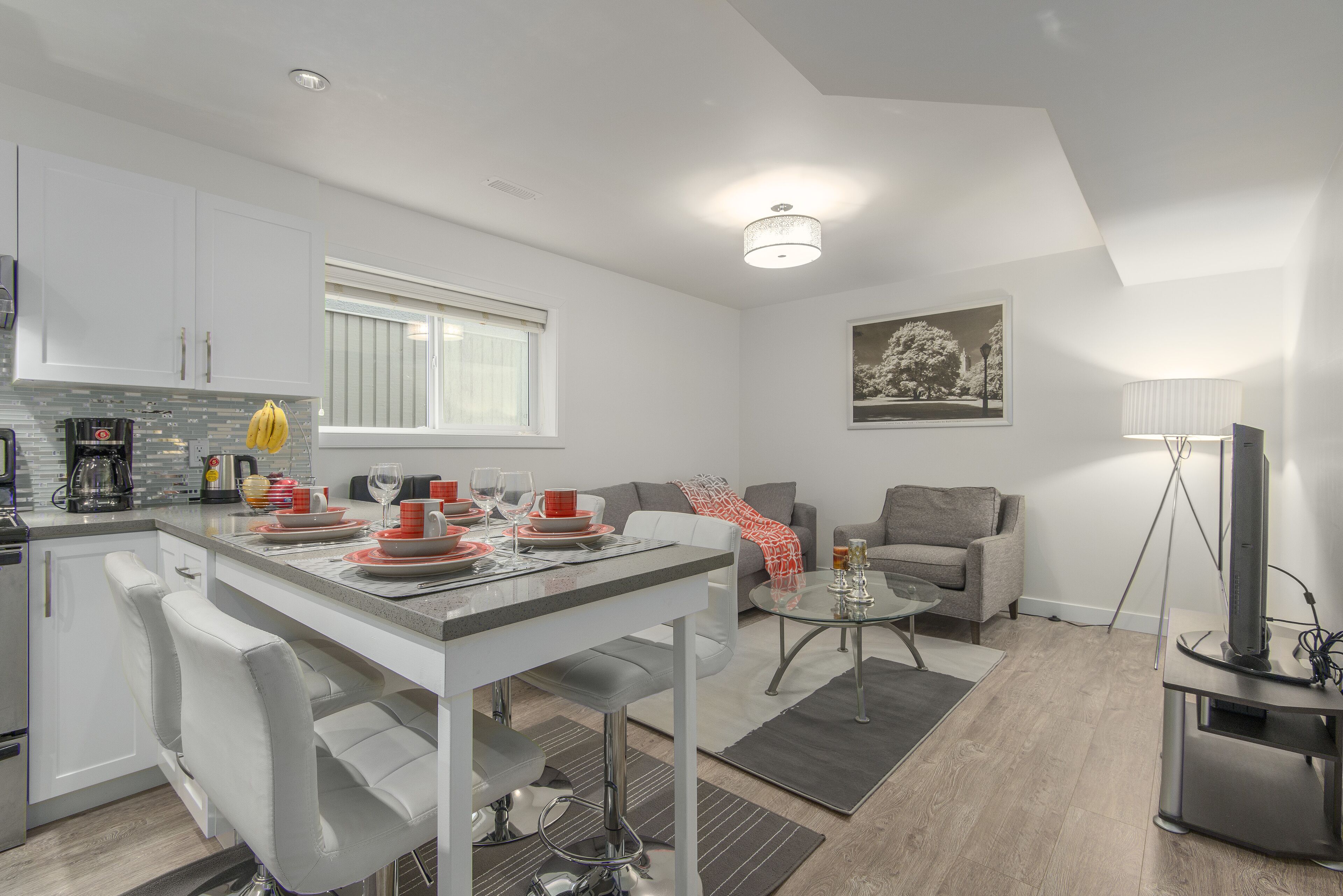 2-bedroom suite, 10 min walk to subway, city centre