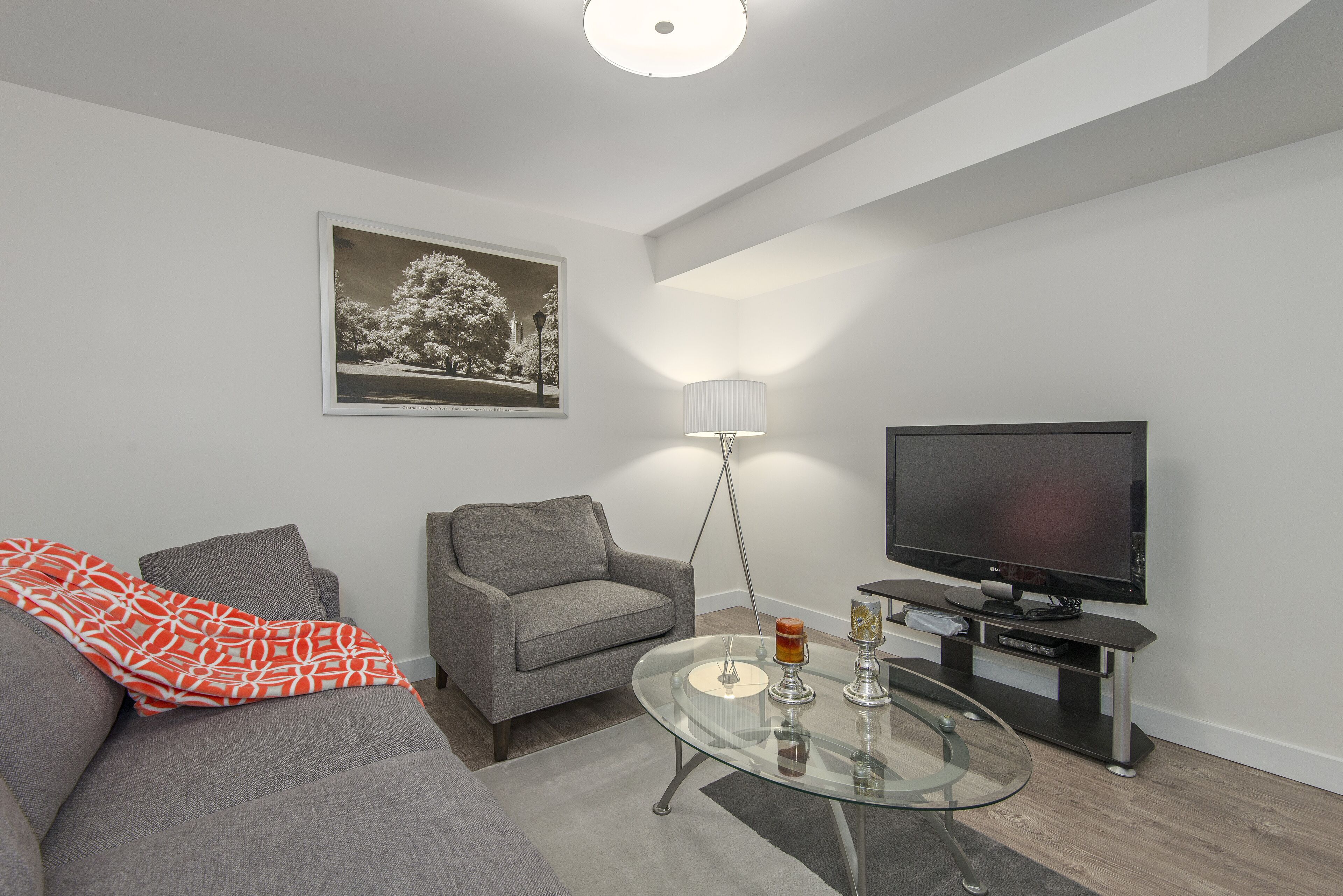 2-bedroom suite, 10 min walk to subway, city centre