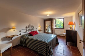 10 bedrooms, in-room safe, iron/ironing board, free WiFi