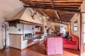 Fernseher, Kamin, DVD-Player, Stereoanlage