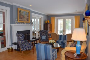 Een smart-tv, een open haard, videogames en een dvd-speler