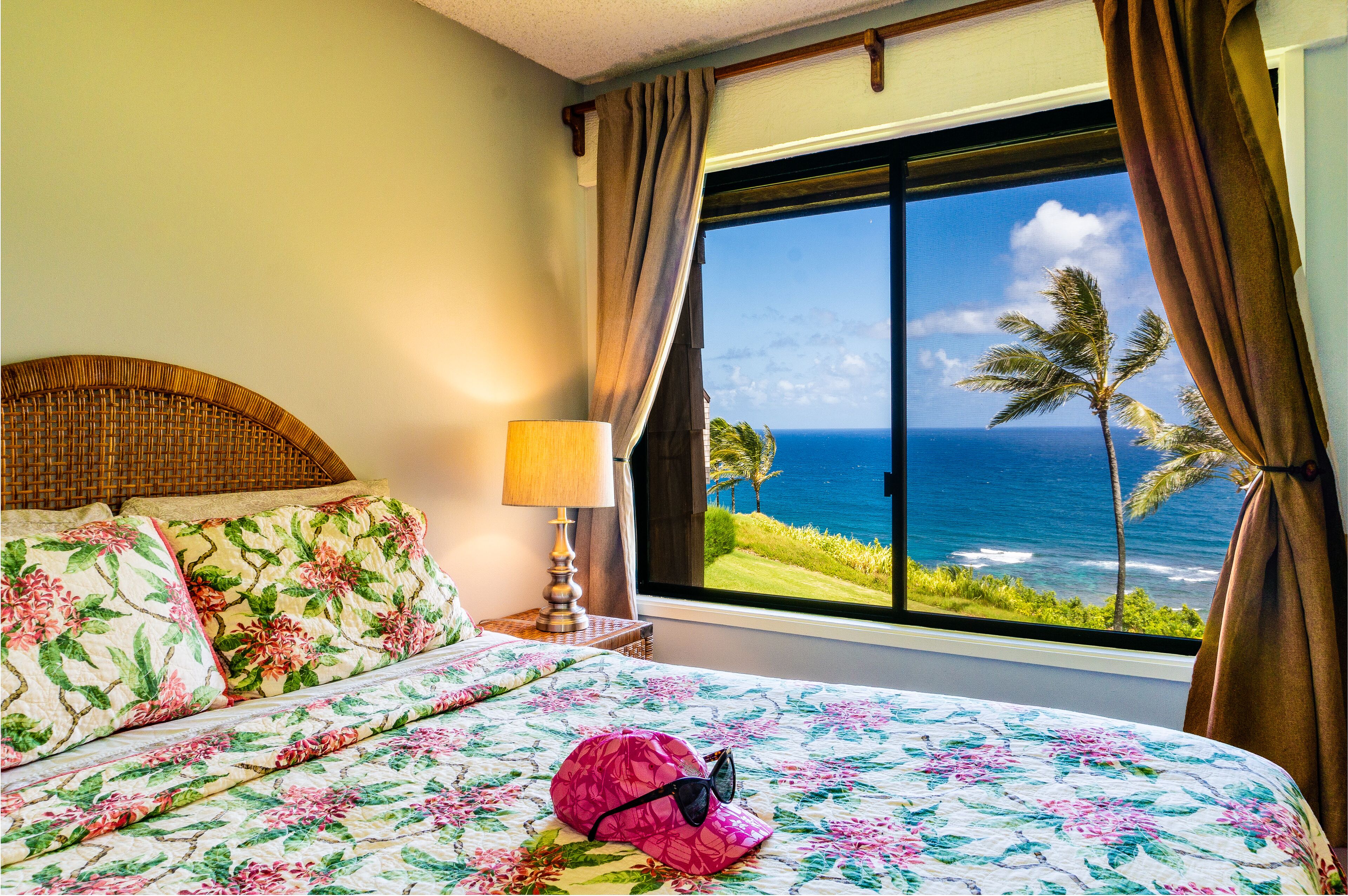 Sealodge J9-top floor with oceanfront views, beach gear, private lanai, pool