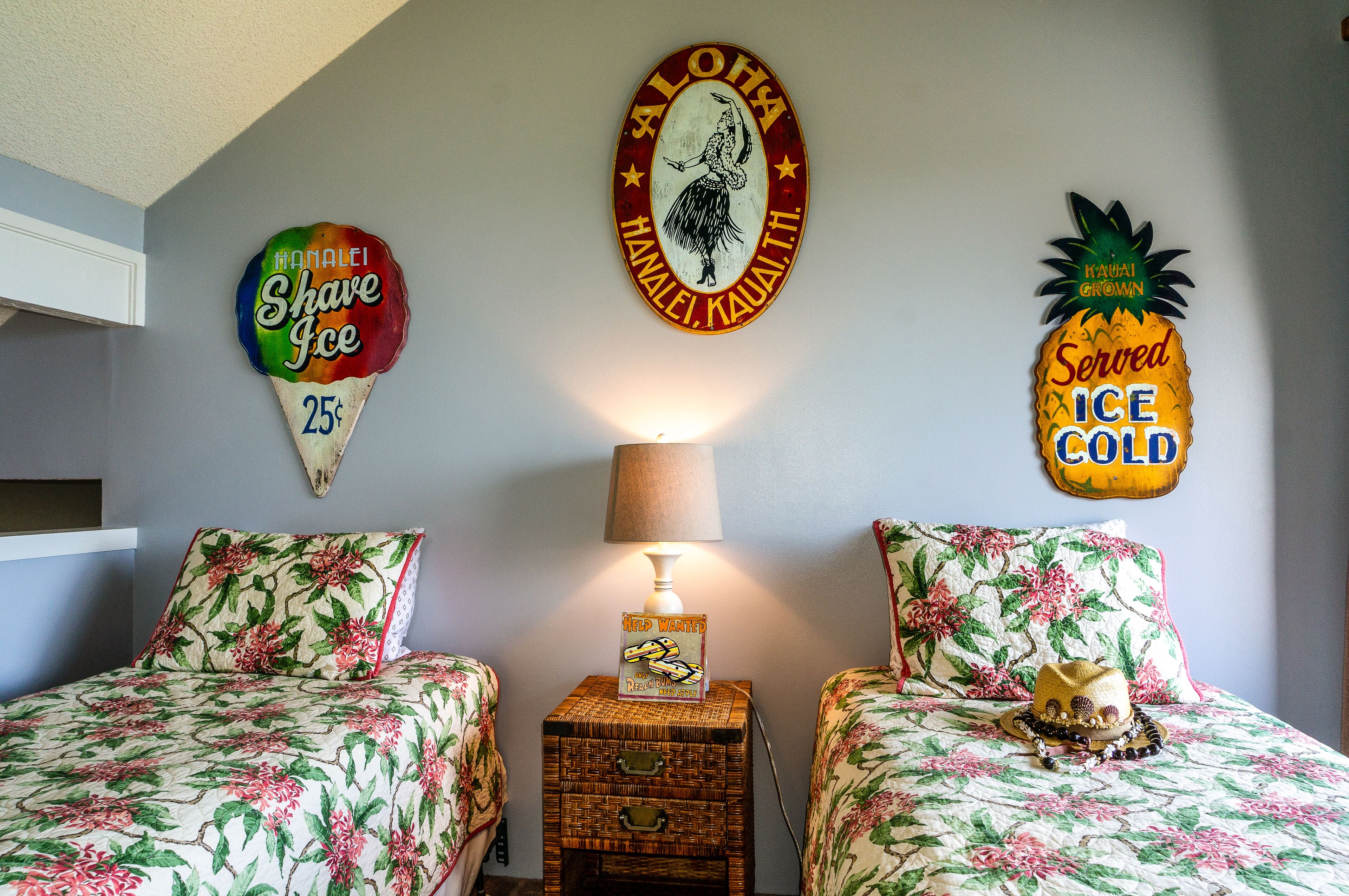 Sealodge J9-top floor with oceanfront views, beach gear, private lanai, pool