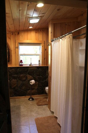 Douche, sèche-cheveux, serviettes fournies, savon