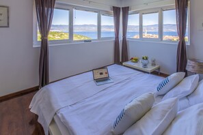 5 bedrooms, in-room safe, desk, iron/ironing board