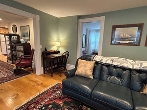 Smart-TV, Kamin, Bücher