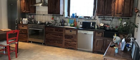 Frigorifero, microonde, forno, piano cottura