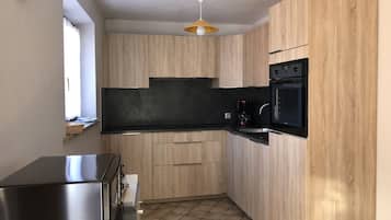 Een koelkast, een microgolfoven, een oven, een kookplaat