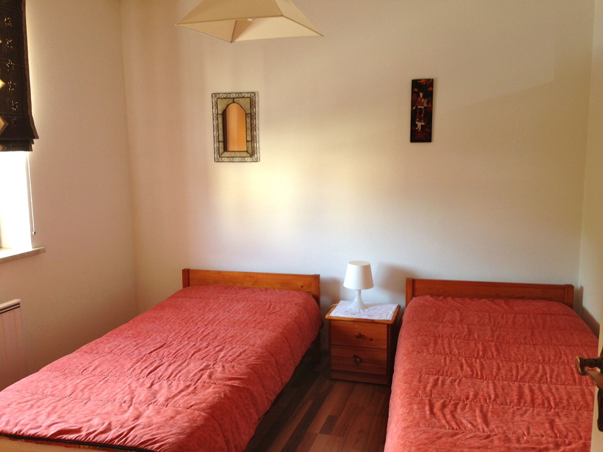 2 chambres, coffres-forts dans les chambres, fer et planche à repasser