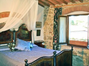 7 bedrooms, iron/ironing board, internet, bed sheets