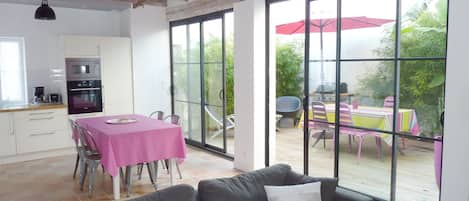 Televisor, reproductor de DVD, llibres i videoteca