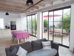 TV, lettore DVD, libri, videoteca