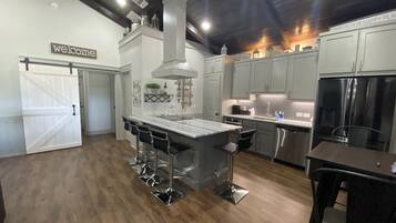 Jääkaappi, mikroaaltouuni, uuni, liesi