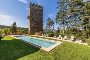 Una piscina al aire libre, una piscina climatizada