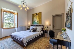 6 bedrooms, desk, iron/ironing board, free WiFi