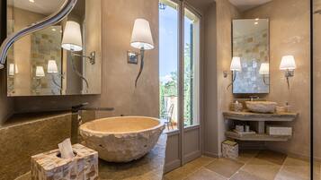 Combined shower/bathtub, hair dryer, towels