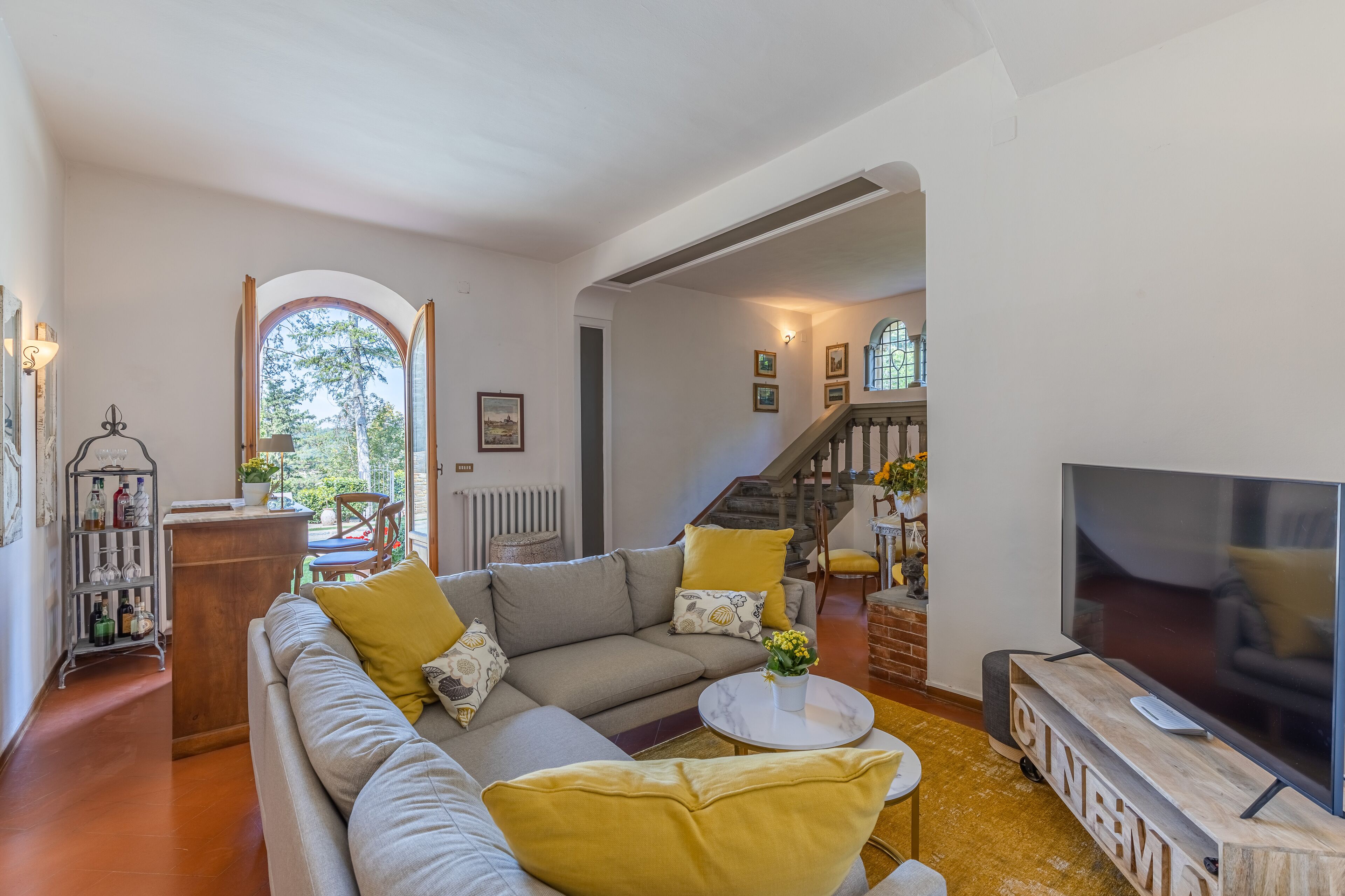 Smart TV, caminetto, studio