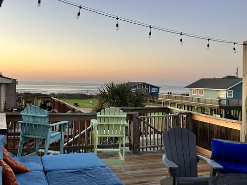 Amazing beach and bay views! Has everything you need and easy walk to the beach