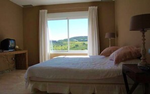 4 slaapkamers, een strijkplank/strijkijzer, wifi, beddengoed