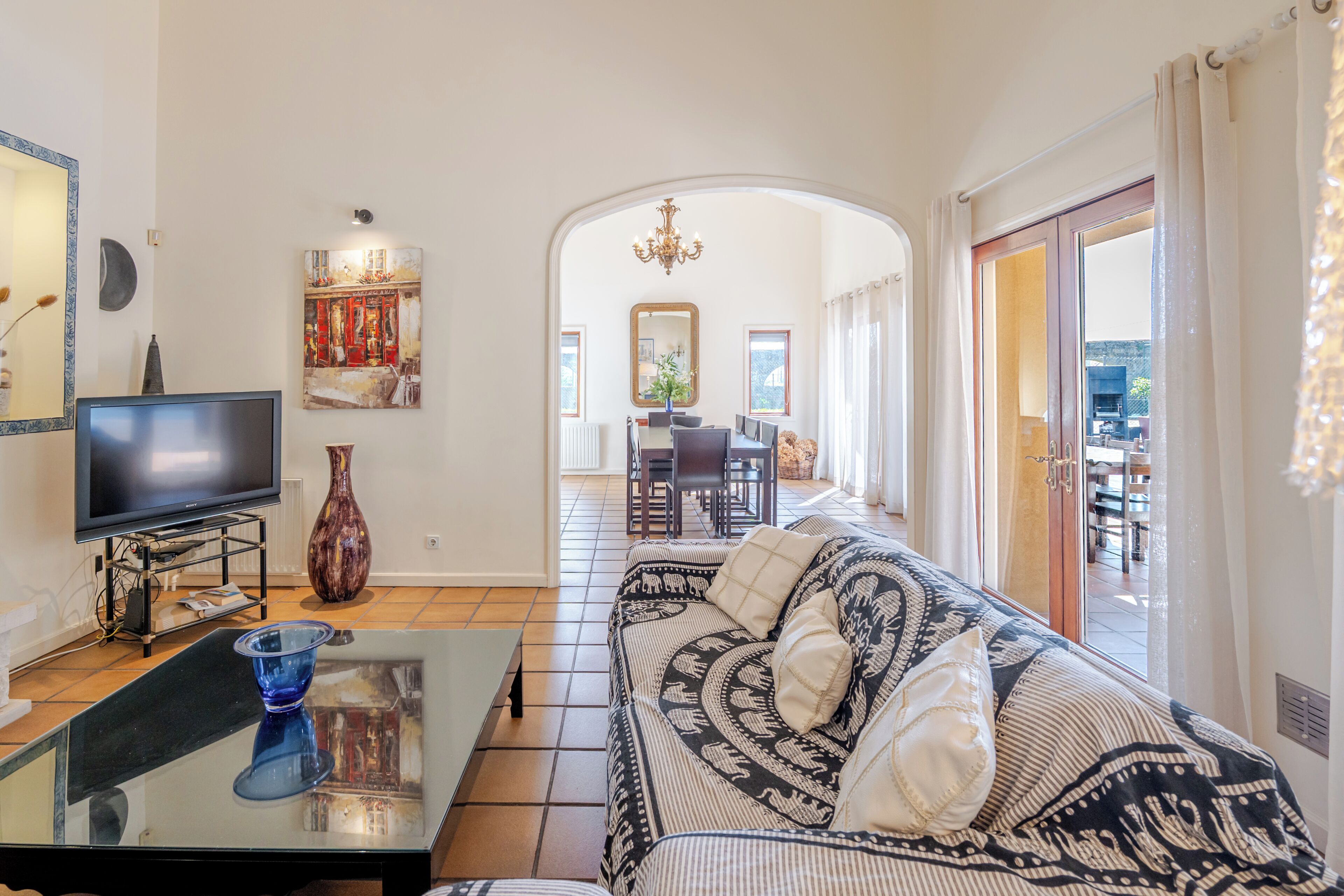 Smart TV, fireplace