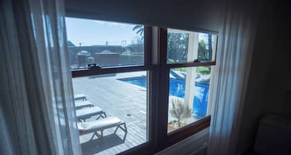 villa avec piscine de luxe prĂšs de la plage